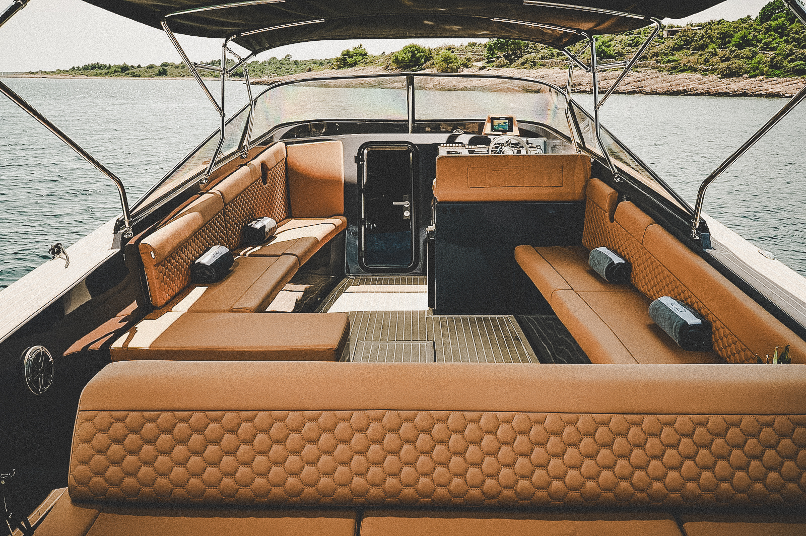 FELIX33 private boat seating and interior